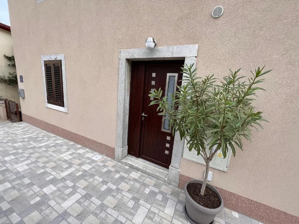 Studio Apartment Above Promenade W Terrace & Parking 라벡