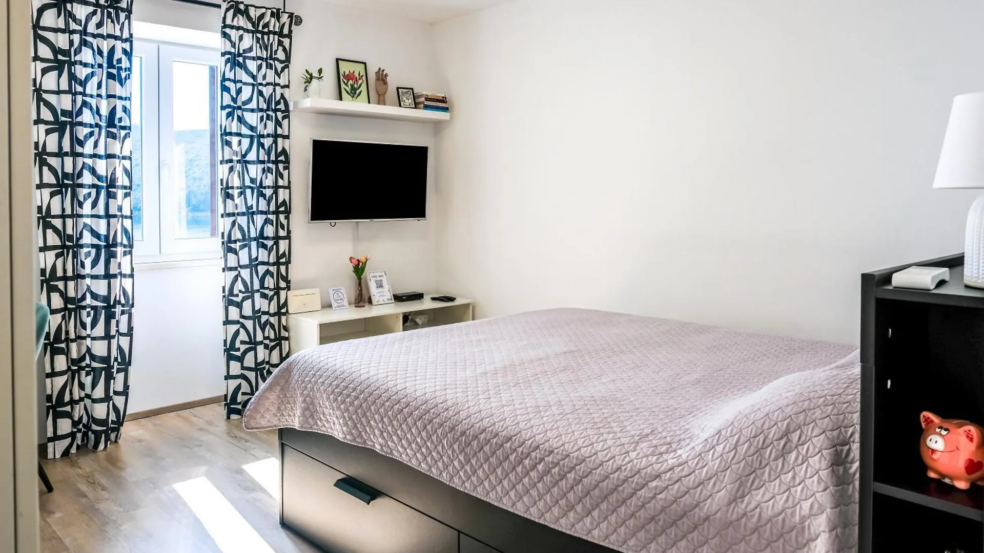 Studio Apartment Above Promenade W Terrace & Parking 라벡