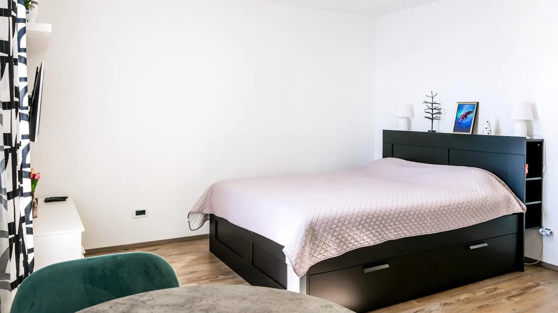 Studio Apartment Above Promenade W Terrace & Parking 라벡