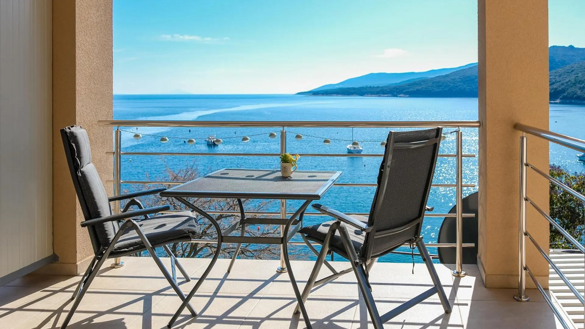 Studio Apartment Above Promenade W Terrace & Parking 라벡