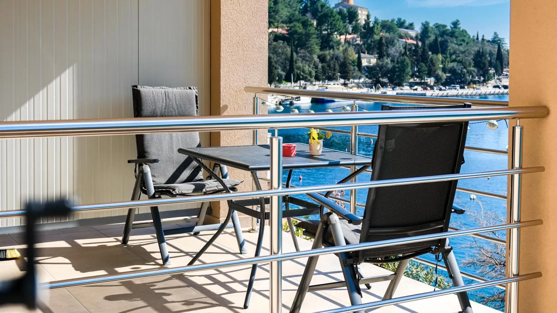 Studio Apartment Above Promenade W Terrace & Parking 라벡