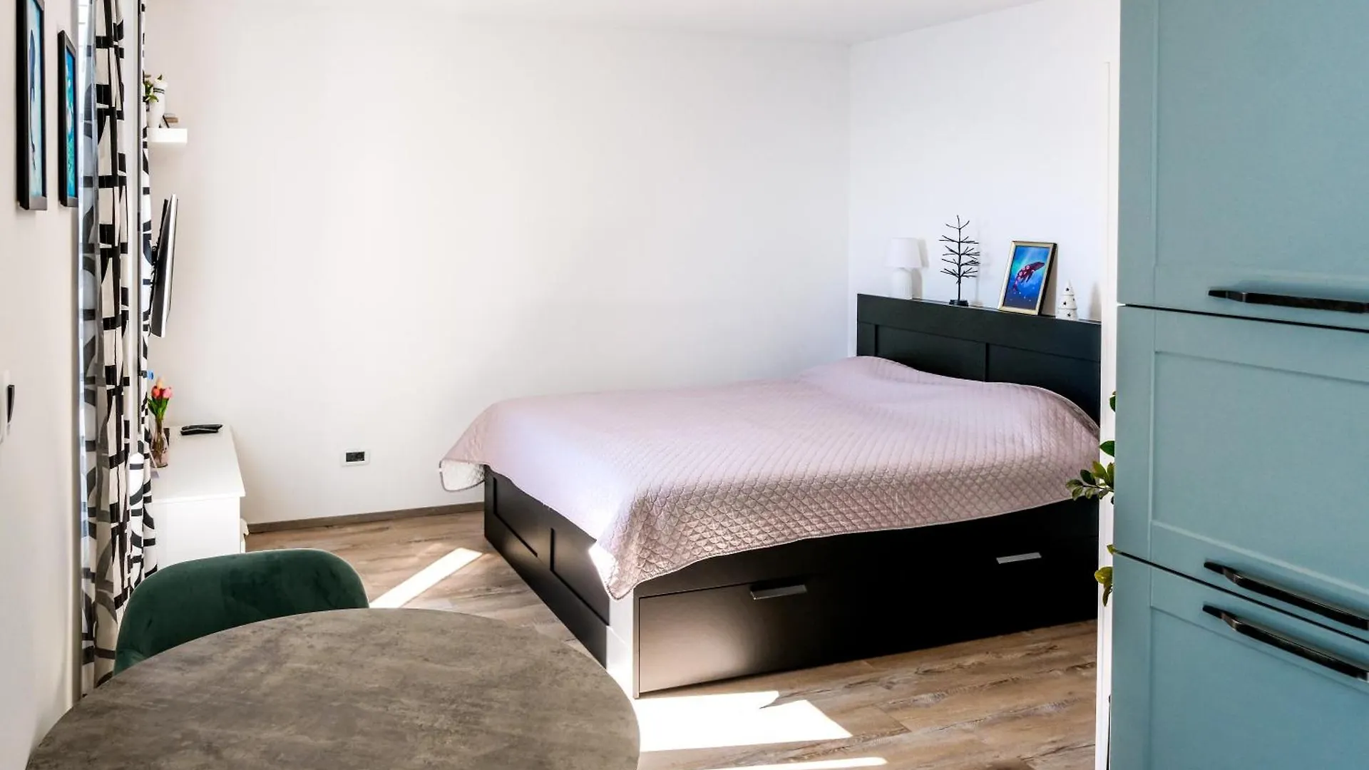 Studio Apartment Above Promenade W Terrace & Parking 라벡